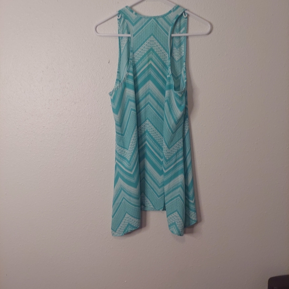 Chevron Patterned Tank Top - Picture 4 of 5